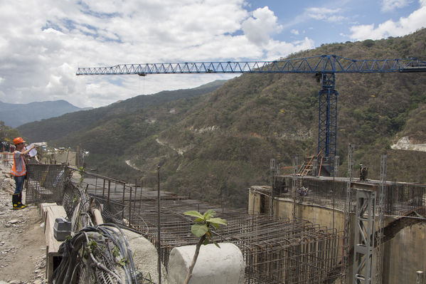 Proyecto Hidroeléctrico Ituango Avance de Obras
Proyecto Hidroeléctrico Ituango Avance de Obras
Fecha: Marzo 14 de 2017
Para descargar esta fotografía en alta resolución, haga clic sobre la imagen hasta que la misma se despliegue en la pantalla completa; luego dé clic derecho y elija la opción "guardar imagen como". 
En caso de publicación por cualquier medio, solicitamos acompañarla del crédito: "Foto EPM"
Palabras clave: Proyecto Hidroeléctrico Ituango Avance Obras