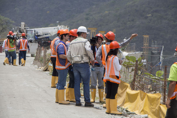 Visita Periodistas Proyecto Hidroituango
Visita de Periodistas al Proyecto de Hidroituango
Fecha: Marzo 14 de 2017
Para descargar esta fotografía en alta resolución, haga clic sobre la imagen hasta que la misma se despliegue en la pantalla completa; luego dé clic derecho y elija la opción "guardar imagen como". 
En caso de publicación por cualquier medio, solicitamos acompañarla del crédito: "Foto EPM"
Palabras clave: Visita Periodistas Proyecto Hidroituango
