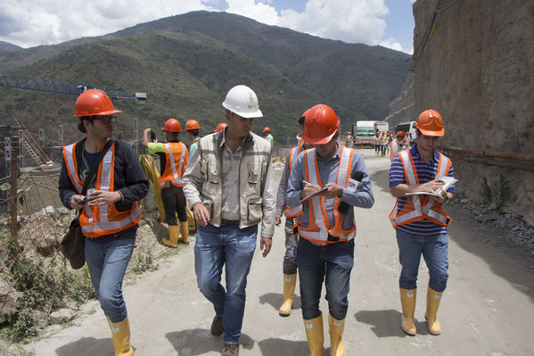 Visita Periodistas Proyecto Hidroituango
Visita de Periodistas al Proyecto de Hidroituango
Fecha: Marzo 14 de 2017
Para descargar esta fotografía en alta resolución, haga clic sobre la imagen hasta que la misma se despliegue en la pantalla completa; luego dé clic derecho y elija la opción "guardar imagen como". 
En caso de publicación por cualquier medio, solicitamos acompañarla del crédito: "Foto EPM"
Palabras clave: Visita Periodistas Proyecto Hidroituango
