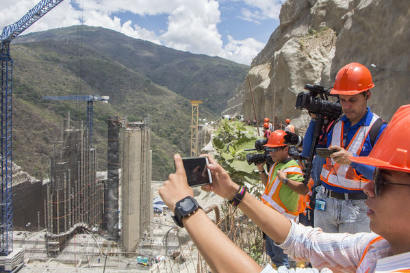 Visita Periodistas Proyecto Hidroituango
Visita de Periodistas al Proyecto de Hidroituango
Fecha: Marzo 14 de 2017
Para descargar esta fotografía en alta resolución, haga clic sobre la imagen hasta que la misma se despliegue en la pantalla completa; luego dé clic derecho y elija la opción "guardar imagen como". 
En caso de publicación por cualquier medio, solicitamos acompañarla del crédito: "Foto EPM"
Palabras clave: Visita Periodistas Proyecto Hidroituango