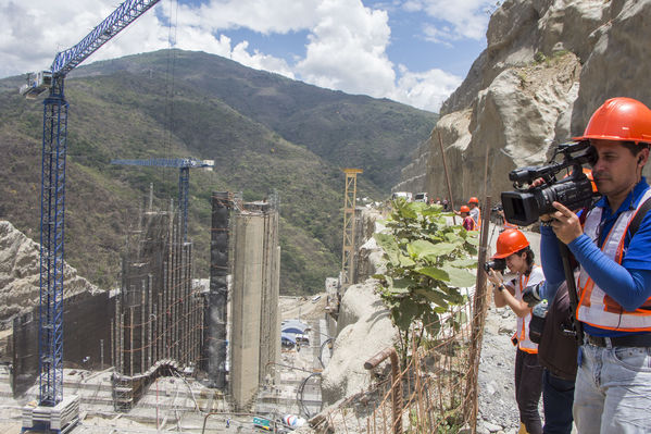 Visita Periodistas Proyecto Hidroituango
Visita de Periodistas al Proyecto de Hidroituango
Fecha: Marzo 14 de 2017
Para descargar esta fotografía en alta resolución, haga clic sobre la imagen hasta que la misma se despliegue en la pantalla completa; luego dé clic derecho y elija la opción "guardar imagen como". 
En caso de publicación por cualquier medio, solicitamos acompañarla del crédito: "Foto EPM"
Palabras clave: Visita Periodistas Proyecto Hidroituango