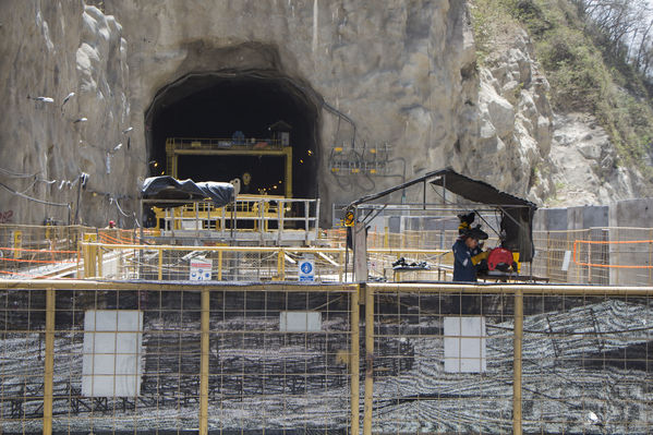 Proyecto Hidroeléctrico Ituango Avance de Obras
Proyecto Hidroeléctrico Ituango Avance de Obras
Fecha: Marzo 14 de 2017
Para descargar esta fotografía en alta resolución, haga clic sobre la imagen hasta que la misma se despliegue en la pantalla completa; luego dé clic derecho y elija la opción "guardar imagen como". 
En caso de publicación por cualquier medio, solicitamos acompañarla del crédito: "Foto EPM"
Palabras clave: Proyecto Hidroeléctrico Ituango Avance Obras