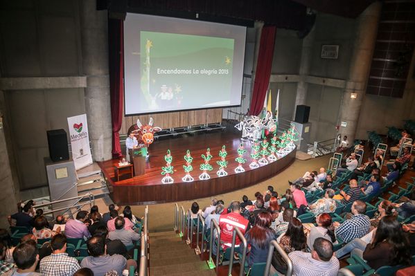 Lanzamiento concurso encendamos la alegría 2015
Lanzamiento concurso encendamos la alegría 2015
Fecha: Marzo 18 de 2015
Para descargar esta fotografía en alta resolución, haga clic sobre la imagen hasta que la misma se despliegue en la pantalla completa; luego dé clic derecho y elija la opción "guardar imagen como". 
En caso de publicación por cualquier medio, solicitamos acompañarla del crédito: "Foto EPM"

Palabras clave: Lanzamiento concurso encendamos alegría 2015