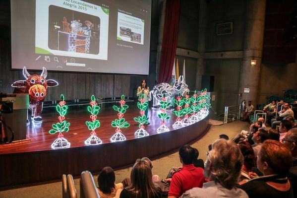 Lanzamiento concurso encendamos la alegría 2015
Lanzamiento concurso encendamos la alegría 2015
Fecha: Marzo 18 de 2015
Para descargar esta fotografía en alta resolución, haga clic sobre la imagen hasta que la misma se despliegue en la pantalla completa; luego dé clic derecho y elija la opción "guardar imagen como". 
En caso de publicación por cualquier medio, solicitamos acompañarla del crédito: "Foto EPM"

Palabras clave: Lanzamiento concurso encendamos alegría 2015