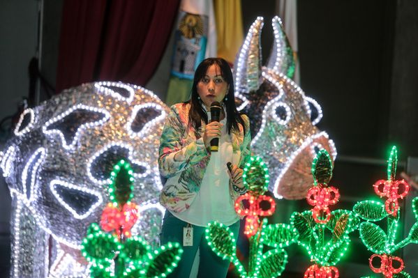 Lanzamiento concurso encendamos la alegría 2015
Lanzamiento concurso encendamos la alegría 2015
Fecha: Marzo 18 de 2015
Para descargar esta fotografía en alta resolución, haga clic sobre la imagen hasta que la misma se despliegue en la pantalla completa; luego dé clic derecho y elija la opción "guardar imagen como". 
En caso de publicación por cualquier medio, solicitamos acompañarla del crédito: "Foto EPM"

Palabras clave: Lanzamiento concurso encendamos alegría 2015