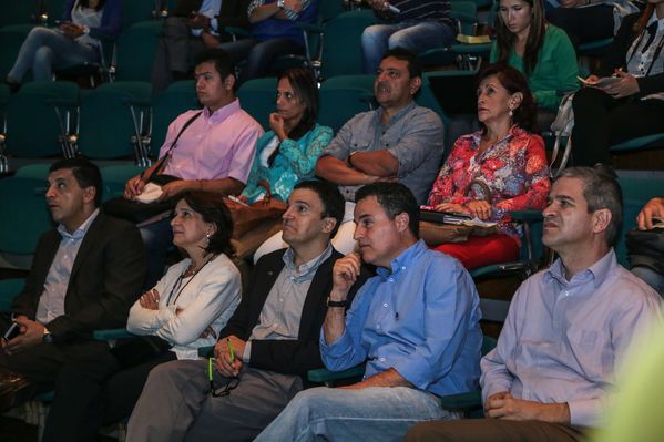 Lanzamiento concurso encendamos la alegría 2015
Lanzamiento concurso encendamos la alegría 2015
Fecha: Marzo 18 de 2015
Para descargar esta fotografía en alta resolución, haga clic sobre la imagen hasta que la misma se despliegue en la pantalla completa; luego dé clic derecho y elija la opción "guardar imagen como". 
En caso de publicación por cualquier medio, solicitamos acompañarla del crédito: "Foto EPM"

Palabras clave: Lanzamiento concurso encendamos alegría 2015