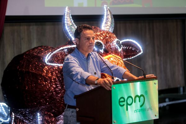 Lanzamiento concurso encendamos la alegría 2015
Lanzamiento concurso encendamos la alegría 2015
Fecha: Marzo 18 de 2015
Para descargar esta fotografía en alta resolución, haga clic sobre la imagen hasta que la misma se despliegue en la pantalla completa; luego dé clic derecho y elija la opción "guardar imagen como". 
En caso de publicación por cualquier medio, solicitamos acompañarla del crédito: "Foto EPM"

Palabras clave: Lanzamiento concurso encendamos alegría 2015