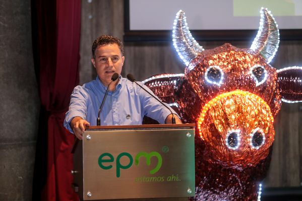 Lanzamiento concurso encendamos la alegría 2015
Lanzamiento concurso encendamos la alegría 2015
Fecha: Marzo 18 de 2015
Para descargar esta fotografía en alta resolución, haga clic sobre la imagen hasta que la misma se despliegue en la pantalla completa; luego dé clic derecho y elija la opción "guardar imagen como". 
En caso de publicación por cualquier medio, solicitamos acompañarla del crédito: "Foto EPM"

Palabras clave: Lanzamiento concurso encendamos alegría 2015