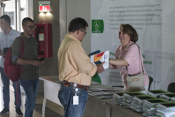 Foro de ACOFI
Foro de ACOFI
marzo 28 2019
Para descargar esta fotografía en alta resolución, haga clic sobre la imagen hasta que la misma se despliegue en la pantalla completa; luego dé clic derecho y elija la opción "guardar imagen como". 
En caso de publicación por cualquier medio, solicitamos acompañarla del crédito: "Foto EPM
Palabras clave: Foro de ACOFI