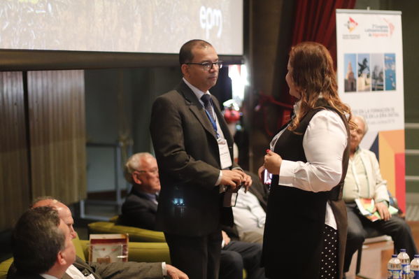 Foro de ACOFI
Foro de ACOFI
marzo 28 2019
Para descargar esta fotografía en alta resolución, haga clic sobre la imagen hasta que la misma se despliegue en la pantalla completa; luego dé clic derecho y elija la opción "guardar imagen como". 
En caso de publicación por cualquier medio, solicitamos acompañarla del crédito: "Foto EPM"
Palabras clave: Foro de ACOFI