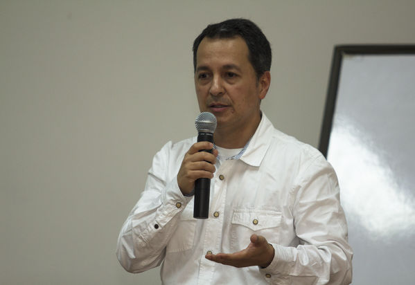 Conversatorio con medios
Conversatorio con medios
 Fecha: Marzo 4 de 2014
Para descargar esta fotografía en alta resolución, haga clic sobre la imagen hasta que la misma se despliegue en la pantalla completa; luego dé clic derecho y elija la opción "guardar imagen como". 
En caso de publicación por cualquier medio, solicitamos acompañarla del crédito: "Foto EPM"

Palabras clave: Conversatorio medios