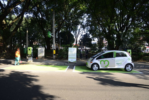Ecoestación Laureles
Ecoestación Laureles
Fecha: Marzo 7 de 2018
Para descargar esta fotografía en alta resolución, haga clic sobre la imagen hasta que la misma se despliegue en la pantalla completa; luego dé clic derecho y elija la opción "guardar imagen como". 
En caso de publicación por cualquier medio, solicitamos acompañarla del crédito: "Foto EPM"

Palabras clave: Ecoestación Laureles