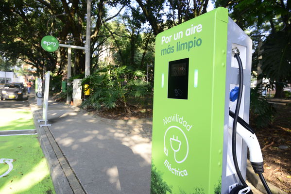 Ecoestación Laureles
Ecoestación Laureles
Fecha: Marzo 7 de 2018
Para descargar esta fotografía en alta resolución, haga clic sobre la imagen hasta que la misma se despliegue en la pantalla completa; luego dé clic derecho y elija la opción "guardar imagen como". 
En caso de publicación por cualquier medio, solicitamos acompañarla del crédito: "Foto EPM"

Palabras clave: Ecoestación Laureles