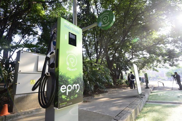 Ecoestación Laureles
Ecoestación Laureles
Fecha: Marzo 7 de 2018
Para descargar esta fotografía en alta resolución, haga clic sobre la imagen hasta que la misma se despliegue en la pantalla completa; luego dé clic derecho y elija la opción "guardar imagen como". 
En caso de publicación por cualquier medio, solicitamos acompañarla del crédito: "Foto EPM"

Palabras clave: Ecoestación Laureles