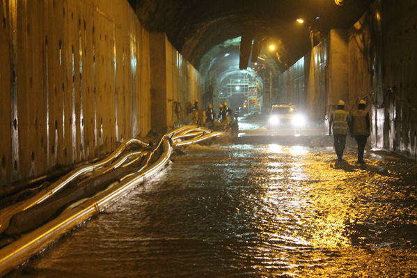 Tunel Descarga Intermedia
Tunel Descarga Intermedia
Fecha: Marzo 7 2019
Para descargar esta fotografía en alta resolución, haga clic sobre la imagen hasta que la misma se despliegue en la pantalla completa; luego dé clic derecho y elija la opción "guardar imagen como". 
En caso de publicación por cualquier medio, solicitamos acompañarla del crédito: "Foto EPM"
Palabras clave: Tunel Descarga Intermedia