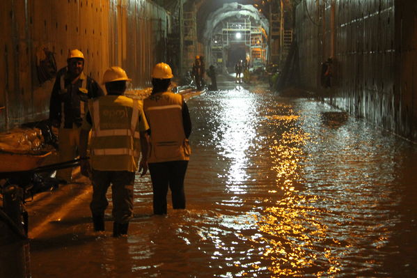 Tunel Descarga Intermedia
Tunel Descarga Intermedia
Fecha: Marzo 7 2019
Para descargar esta fotografía en alta resolución, haga clic sobre la imagen hasta que la misma se despliegue en la pantalla completa; luego dé clic derecho y elija la opción "guardar imagen como". 
En caso de publicación por cualquier medio, solicitamos acompañarla del crédito: "Foto EPM"
Palabras clave: Tunel Descarga Intermedia