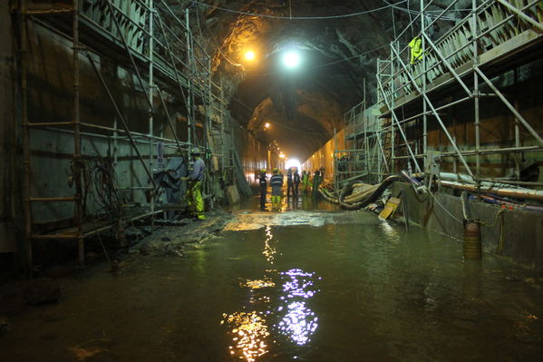 Tunel Descarga Intermedia
Tunel Descarga Intermedia
Fecha: Marzo 7 2019
Para descargar esta fotografía en alta resolución, haga clic sobre la imagen hasta que la misma se despliegue en la pantalla completa; luego dé clic derecho y elija la opción "guardar imagen como". 
En caso de publicación por cualquier medio, solicitamos acompañarla del crédito: "Foto EPM"
Palabras clave: Tunel Descarga Intermedia