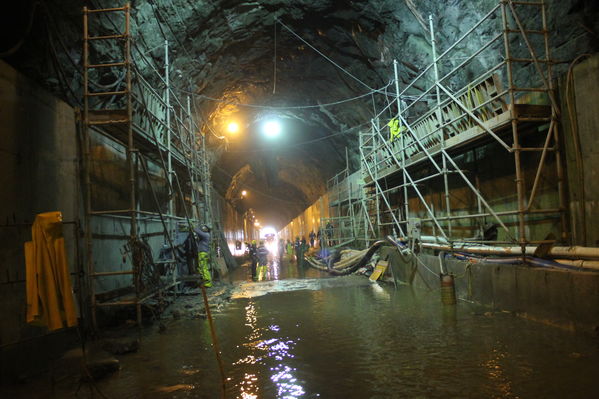 Tunel Descarga Intermedia
Tunel Descarga Intermedia
Fecha: Marzo 7 2019
Para descargar esta fotografía en alta resolución, haga clic sobre la imagen hasta que la misma se despliegue en la pantalla completa; luego dé clic derecho y elija la opción "guardar imagen como". 
En caso de publicación por cualquier medio, solicitamos acompañarla del crédito: "Foto EPM"
Palabras clave: Tunel Descarga Intermedia