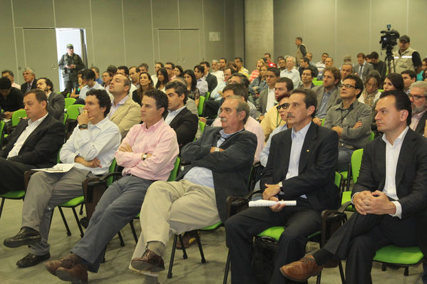 Rueda de prensa Fondo de Emprendimiento
Rueda de prensa Fondo de Emprendimiento
Fecha: Marzo 8 de 2013 
Para descargar esta fotografía en alta resolución, haga clic sobre la imagen hasta que la misma se despliegue en la pantalla completa; luego dé clic derecho y elija la opción "guardar imagen como". 
En caso de publicación por cualquier medio, solicitamos acompañarla del crédito: "Cortesía EPM".
Palabras clave: Rueda  prensa Fondo  Emprendimiento