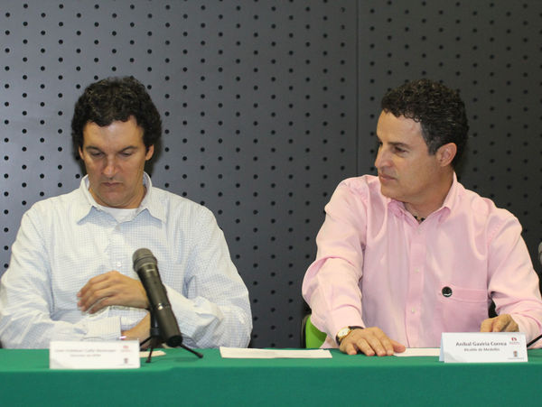 Rueda de prensa Fondo de Emprendimiento
Rueda de prensa Fondo de Emprendimiento
Fecha: Marzo 8 de 2013 
Para descargar esta fotografía en alta resolución, haga clic sobre la imagen hasta que la misma se despliegue en la pantalla completa; luego dé clic derecho y elija la opción "guardar imagen como". 
En caso de publicación por cualquier medio, solicitamos acompañarla del crédito: "Cortesía EPM".
Palabras clave: Rueda  prensa Fondo  Emprendimiento