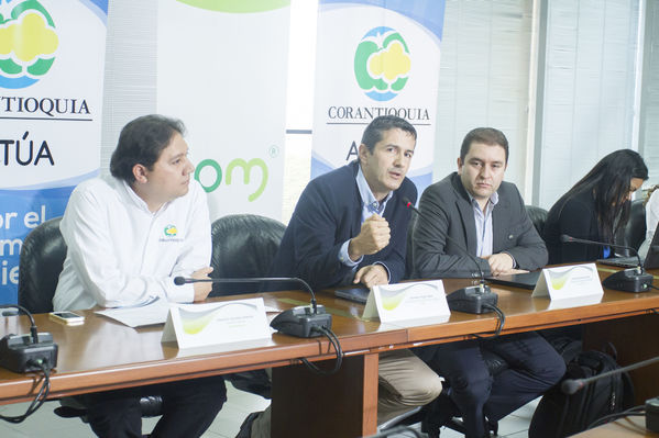 Convenio EPM-Corantioquia
Convenio EPM-Corantioquia
Fecha: Mayo 11 de 2017
Para descargar esta fotografía en alta resolución, haga clic sobre la imagen hasta que la misma se despliegue en la pantalla completa; luego dé clic derecho y elija la opción "guardar imagen como". 
En caso de publicación por cualquier medio, solicitamos acompañarla del crédito: "Foto EPM"
Palabras clave: Convenio EPM Corantioquia