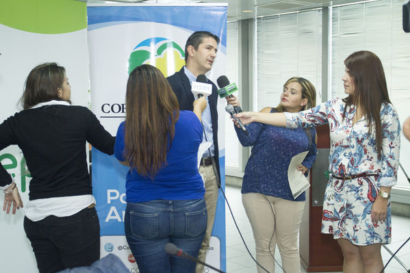 Convenio EPM-Corantioquia
Convenio EPM-Corantioquia
Fecha: Mayo 11 de 2017
Para descargar esta fotografía en alta resolución, haga clic sobre la imagen hasta que la misma se despliegue en la pantalla completa; luego dé clic derecho y elija la opción "guardar imagen como". 
En caso de publicación por cualquier medio, solicitamos acompañarla del crédito: "Foto EPM"
Palabras clave: Convenio EPM Corantioquia