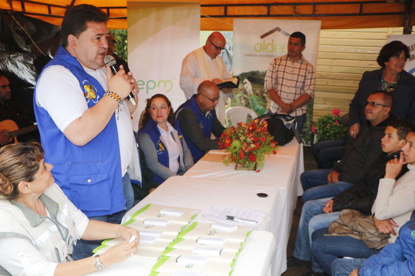 Entrega de casas de Aldeas en San Pedro
Entrega de casas de Aldeas en San Pedro
Fecha: Mayo 12 de 2017
Para descargar esta fotografía en alta resolución, haga clic sobre la imagen hasta que la misma se despliegue en la pantalla completa; luego dé clic derecho y elija la opción "guardar imagen como". 
En caso de publicación por cualquier medio, solicitamos acompañarla del crédito: "Foto EPM"
Palabras clave: Entrega de casas de Aldeas en San Pedro