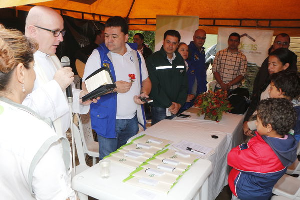Entrega de casas de Aldeas en San Pedro
Entrega de casas de Aldeas en San Pedro
Fecha: Mayo 12 de 2017
Para descargar esta fotografía en alta resolución, haga clic sobre la imagen hasta que la misma se despliegue en la pantalla completa; luego dé clic derecho y elija la opción "guardar imagen como". 
En caso de publicación por cualquier medio, solicitamos acompañarla del crédito: "Foto EPM"
Palabras clave: Entrega de casas de Aldeas en San Pedro
