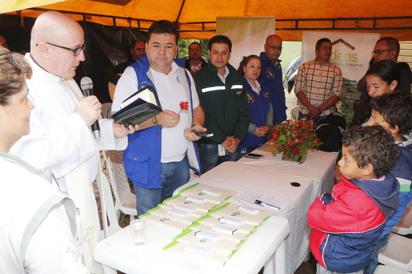 Entrega de casas de Aldeas en San Pedro
Entrega de casas de Aldeas en San Pedro
Fecha: Mayo 12 de 2017
Para descargar esta fotografía en alta resolución, haga clic sobre la imagen hasta que la misma se despliegue en la pantalla completa; luego dé clic derecho y elija la opción "guardar imagen como". 
En caso de publicación por cualquier medio, solicitamos acompañarla del crédito: "Foto EPM"
Palabras clave: Entrega de casas de Aldeas en San Pedro