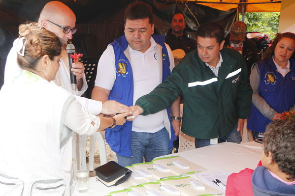 Entrega de casas de Aldeas en San Pedro
Entrega de casas de Aldeas en San Pedro
Fecha: Mayo 12 de 2017
Para descargar esta fotografía en alta resolución, haga clic sobre la imagen hasta que la misma se despliegue en la pantalla completa; luego dé clic derecho y elija la opción "guardar imagen como". 
En caso de publicación por cualquier medio, solicitamos acompañarla del crédito: "Foto EPM"
Palabras clave: Entrega de casas de Aldeas en San Pedro
