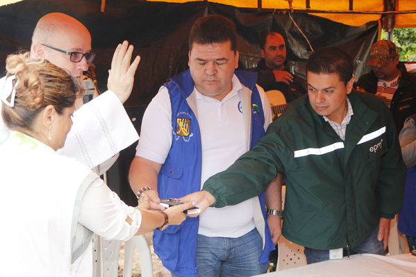 Entrega de casas de Aldeas en San Pedro
Entrega de casas de Aldeas en San Pedro
Fecha: Mayo 12 de 2017
Para descargar esta fotografía en alta resolución, haga clic sobre la imagen hasta que la misma se despliegue en la pantalla completa; luego dé clic derecho y elija la opción "guardar imagen como". 
En caso de publicación por cualquier medio, solicitamos acompañarla del crédito: "Foto EPM"
Palabras clave: Entrega de casas de Aldeas en San Pedro