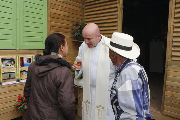 Entrega de casas de Aldeas en San Pedro
Entrega de casas de Aldeas en San Pedro
Fecha: Mayo 12 de 2017
Para descargar esta fotografía en alta resolución, haga clic sobre la imagen hasta que la misma se despliegue en la pantalla completa; luego dé clic derecho y elija la opción "guardar imagen como". 
En caso de publicación por cualquier medio, solicitamos acompañarla del crédito: "Foto EPM"
Palabras clave: Entrega de casas de Aldeas en San Pedro