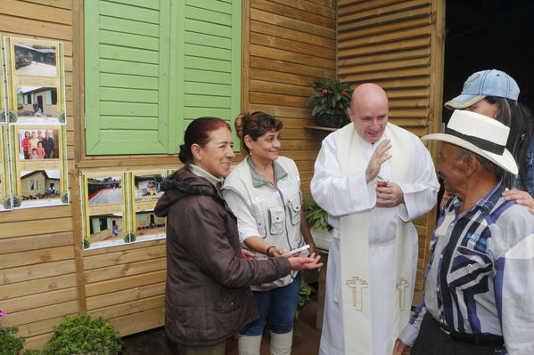 Entrega de casas de Aldeas en San Pedro
Entrega de casas de Aldeas en San Pedro
Fecha: Mayo 12 de 2017
Para descargar esta fotografía en alta resolución, haga clic sobre la imagen hasta que la misma se despliegue en la pantalla completa; luego dé clic derecho y elija la opción "guardar imagen como". 
En caso de publicación por cualquier medio, solicitamos acompañarla del crédito: "Foto EPM"
Palabras clave: Entrega de casas de Aldeas en San Pedro