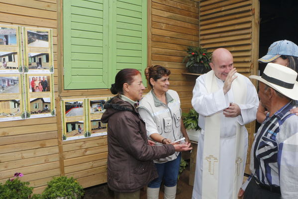 Entrega de casas de Aldeas en San Pedro
Entrega de casas de Aldeas en San Pedro
Fecha: Mayo 12 de 2017
Para descargar esta fotografía en alta resolución, haga clic sobre la imagen hasta que la misma se despliegue en la pantalla completa; luego dé clic derecho y elija la opción "guardar imagen como". 
En caso de publicación por cualquier medio, solicitamos acompañarla del crédito: "Foto EPM"
Palabras clave: Entrega de casas de Aldeas en San Pedro