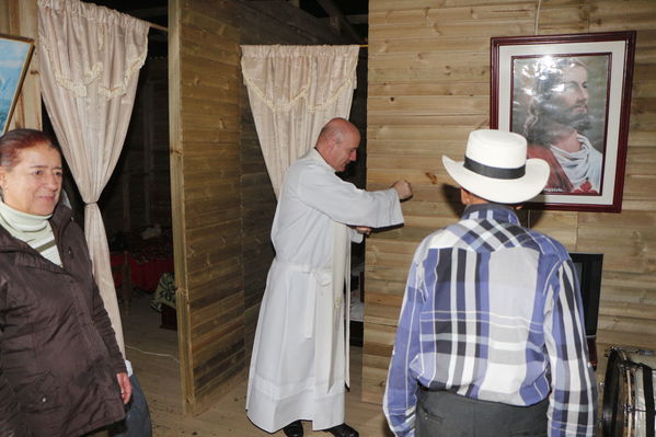 Entrega de casas de Aldeas en San Pedro
Entrega de casas de Aldeas en San Pedro
Fecha: Mayo 12 de 2017
Para descargar esta fotografía en alta resolución, haga clic sobre la imagen hasta que la misma se despliegue en la pantalla completa; luego dé clic derecho y elija la opción "guardar imagen como". 
En caso de publicación por cualquier medio, solicitamos acompañarla del crédito: "Foto EPM"
Palabras clave: Entrega de casas de Aldeas en San Pedro