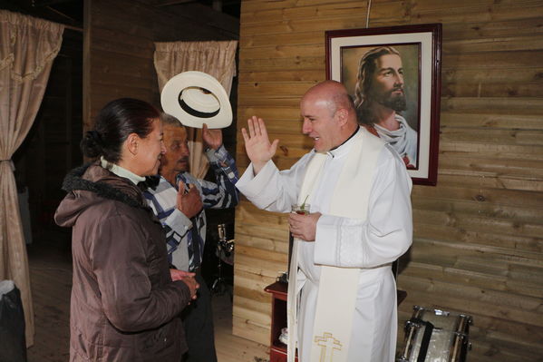 Entrega de casas de Aldeas en San Pedro
Entrega de casas de Aldeas en San Pedro
Fecha: Mayo 12 de 2017
Para descargar esta fotografía en alta resolución, haga clic sobre la imagen hasta que la misma se despliegue en la pantalla completa; luego dé clic derecho y elija la opción "guardar imagen como". 
En caso de publicación por cualquier medio, solicitamos acompañarla del crédito: "Foto EPM"
Palabras clave: Entrega casas Aldeas San Pedro