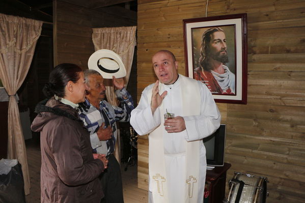Entrega de casas de Aldeas en San Pedro
Entrega de casas de Aldeas en San Pedro
Fecha: Mayo 12 de 2017
Para descargar esta fotografía en alta resolución, haga clic sobre la imagen hasta que la misma se despliegue en la pantalla completa; luego dé clic derecho y elija la opción "guardar imagen como". 
En caso de publicación por cualquier medio, solicitamos acompañarla del crédito: "Foto EPM"
Palabras clave: Entrega casas Aldeas San Pedro