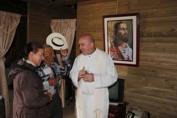 Entrega de casas de Aldeas en San Pedro
Entrega de casas de Aldeas en San Pedro
Fecha: Mayo 12 de 2017
Para descargar esta fotografía en alta resolución, haga clic sobre la imagen hasta que la misma se despliegue en la pantalla completa; luego dé clic derecho y elija la opción "guardar imagen como". 
En caso de publicación por cualquier medio, solicitamos acompañarla del crédito: "Foto EPM"
Palabras clave: Entrega casas Aldeas San Pedro
