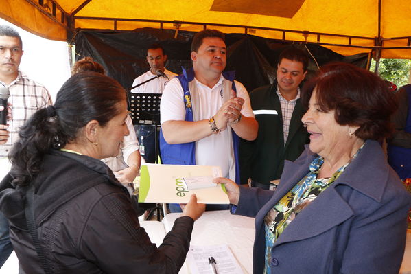 Entrega de casas de Aldeas en San Pedro
Entrega de casas de Aldeas en San Pedro
Fecha: Mayo 12 de 2017
Para descargar esta fotografía en alta resolución, haga clic sobre la imagen hasta que la misma se despliegue en la pantalla completa; luego dé clic derecho y elija la opción "guardar imagen como". 
En caso de publicación por cualquier medio, solicitamos acompañarla del crédito: "Foto EPM"
Palabras clave: Entrega casas Aldeas San Pedro
