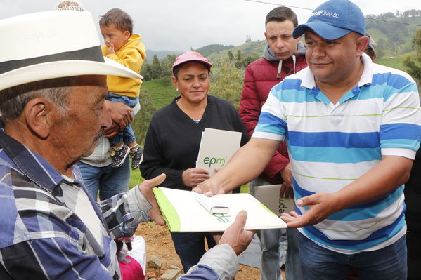 Entrega de casas de Aldeas en San Pedro
Entrega de casas de Aldeas en San Pedro
Fecha: Mayo 12 de 2017
Para descargar esta fotografía en alta resolución, haga clic sobre la imagen hasta que la misma se despliegue en la pantalla completa; luego dé clic derecho y elija la opción "guardar imagen como". 
En caso de publicación por cualquier medio, solicitamos acompañarla del crédito: "Foto EPM"
Palabras clave: Entrega casas Aldeas San Pedro
