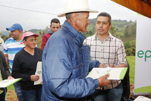 Entrega de casas de Aldeas en San Pedro
Entrega de casas de Aldeas en San Pedro
Fecha: Mayo 12 de 2017
Para descargar esta fotografía en alta resolución, haga clic sobre la imagen hasta que la misma se despliegue en la pantalla completa; luego dé clic derecho y elija la opción "guardar imagen como". 
En caso de publicación por cualquier medio, solicitamos acompañarla del crédito: "Foto EPM"
Palabras clave: Entrega casas Aldeas San Pedro