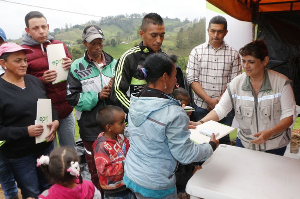 Entrega de casas de Aldeas en San Pedro
Entrega de casas de Aldeas en San Pedro
Fecha: Mayo 12 de 2017
Para descargar esta fotografía en alta resolución, haga clic sobre la imagen hasta que la misma se despliegue en la pantalla completa; luego dé clic derecho y elija la opción "guardar imagen como". 
En caso de publicación por cualquier medio, solicitamos acompañarla del crédito: "Foto EPM"
Palabras clave: Entrega casas Aldeas San Pedro