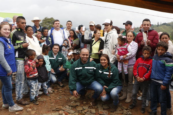 Entrega de casas de Aldeas en San Pedro
Entrega de casas de Aldeas en San Pedro
Fecha: Mayo 12 de 2017
Para descargar esta fotografía en alta resolución, haga clic sobre la imagen hasta que la misma se despliegue en la pantalla completa; luego dé clic derecho y elija la opción "guardar imagen como". 
En caso de publicación por cualquier medio, solicitamos acompañarla del crédito: "Foto EPM"
Palabras clave: Entrega casas Aldeas San Pedro