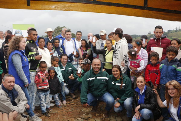 Entrega de casas de Aldeas en San Pedro
Entrega de casas de Aldeas en San Pedro
Fecha: Mayo 12 de 2017
Para descargar esta fotografía en alta resolución, haga clic sobre la imagen hasta que la misma se despliegue en la pantalla completa; luego dé clic derecho y elija la opción "guardar imagen como". 
En caso de publicación por cualquier medio, solicitamos acompañarla del crédito: "Foto EPM"
Palabras clave: Entrega casas Aldeas San Pedro