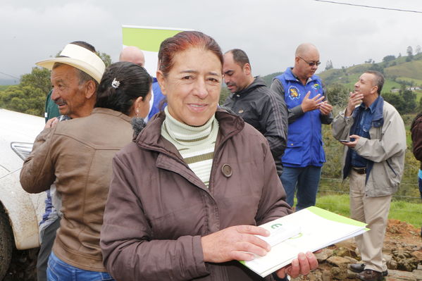Entrega de casas de Aldeas en San Pedro
Entrega de casas de Aldeas en San Pedro
Fecha: Mayo 12 de 2017
Para descargar esta fotografía en alta resolución, haga clic sobre la imagen hasta que la misma se despliegue en la pantalla completa; luego dé clic derecho y elija la opción "guardar imagen como". 
En caso de publicación por cualquier medio, solicitamos acompañarla del crédito: "Foto EPM"
Palabras clave: Entrega casas Aldeas San Pedro