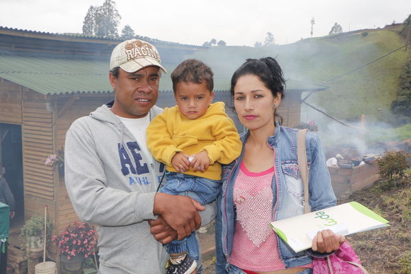 Entrega de casas de Aldeas en San Pedro
Entrega de casas de Aldeas en San Pedro
Fecha: Mayo 12 de 2017
Para descargar esta fotografía en alta resolución, haga clic sobre la imagen hasta que la misma se despliegue en la pantalla completa; luego dé clic derecho y elija la opción "guardar imagen como". 
En caso de publicación por cualquier medio, solicitamos acompañarla del crédito: "Foto EPM"
Palabras clave: Entrega casas Aldeas San Pedro