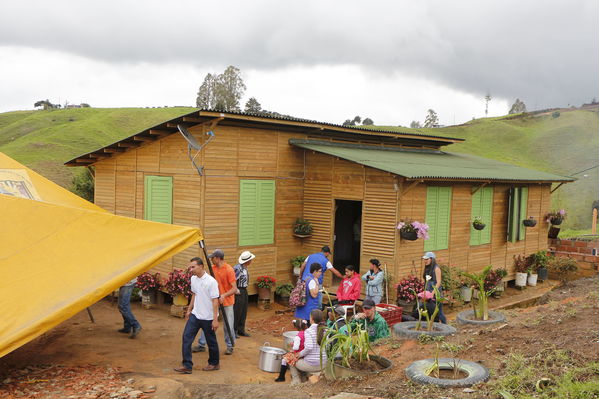 Entrega de casas de Aldeas en San Pedro
Entrega de casas de Aldeas en San Pedro
Fecha: Mayo 12 de 2017
Para descargar esta fotografía en alta resolución, haga clic sobre la imagen hasta que la misma se despliegue en la pantalla completa; luego dé clic derecho y elija la opción "guardar imagen como". 
En caso de publicación por cualquier medio, solicitamos acompañarla del crédito: "Foto EPM"
Palabras clave: Entrega de casas de Aldeas en San Pedro
