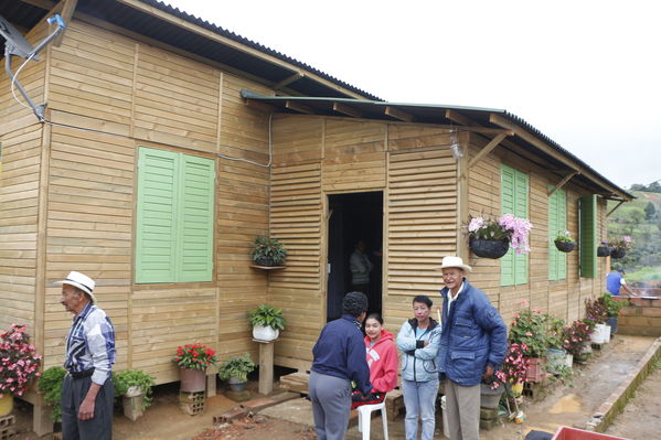Entrega de casas de Aldeas en San Pedro
Entrega de casas de Aldeas en San Pedro
Fecha: Mayo 12 de 2017
Para descargar esta fotografía en alta resolución, haga clic sobre la imagen hasta que la misma se despliegue en la pantalla completa; luego dé clic derecho y elija la opción "guardar imagen como". 
En caso de publicación por cualquier medio, solicitamos acompañarla del crédito: "Foto EPM"
Palabras clave: Entrega de casas de Aldeas en San Pedro