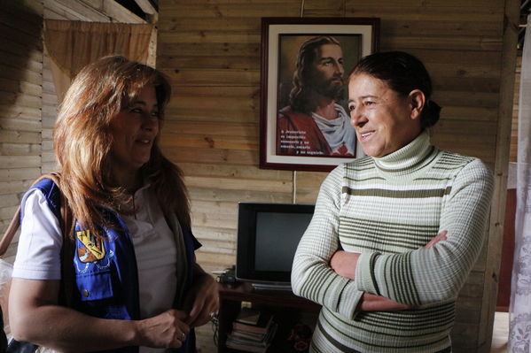 Entrega de casas de Aldeas en San Pedro
Entrega de casas de Aldeas en San Pedro
Fecha: Mayo 12 de 2017
Para descargar esta fotografía en alta resolución, haga clic sobre la imagen hasta que la misma se despliegue en la pantalla completa; luego dé clic derecho y elija la opción "guardar imagen como". 
En caso de publicación por cualquier medio, solicitamos acompañarla del crédito: "Foto EPM"
Palabras clave: Entrega de casas de Aldeas en San Pedro