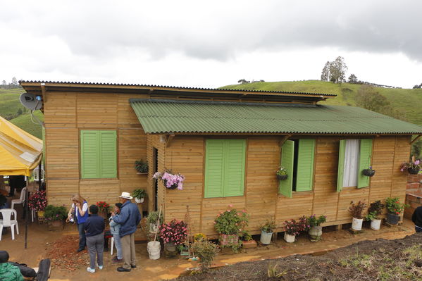 Entrega de casas de Aldeas en San Pedro
Entrega de casas de Aldeas en San Pedro
Fecha: Mayo 12 de 2017
Para descargar esta fotografía en alta resolución, haga clic sobre la imagen hasta que la misma se despliegue en la pantalla completa; luego dé clic derecho y elija la opción "guardar imagen como". 
En caso de publicación por cualquier medio, solicitamos acompañarla del crédito: "Foto EPM"
Palabras clave: Entrega de casas de Aldeas en San Pedro